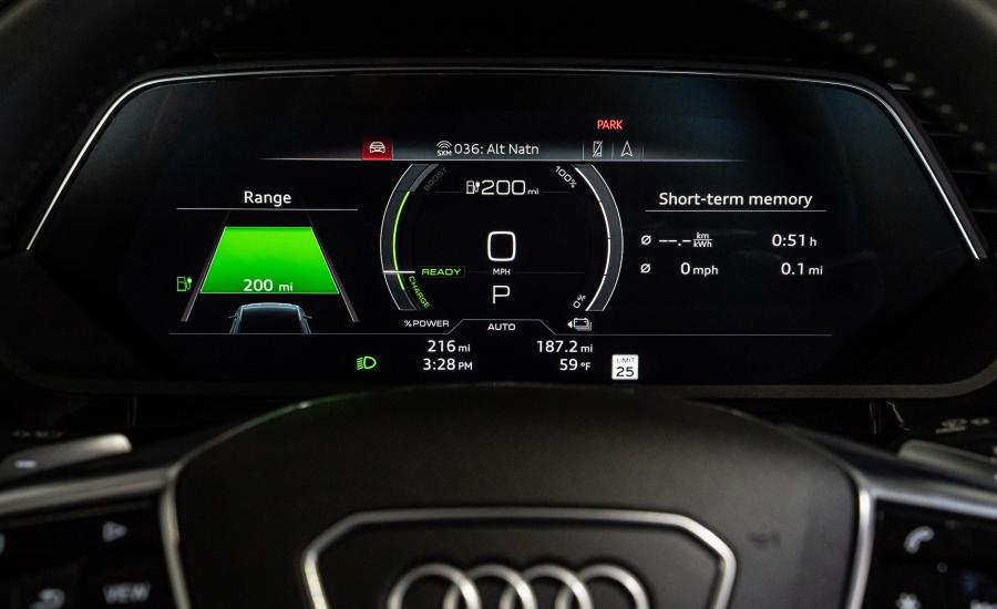 Панель приборов Audi e-tron 55 Quattro 2019 года  (NA) (фото 8 из 40)